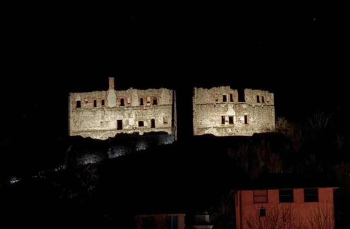 Nuova luce per il castello che risplende anche di notte