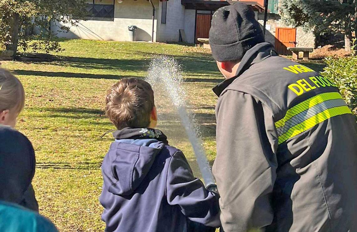Dal caso Crans-Montana alle regole salva-vita: i Vigili del fuoco entrano in classe