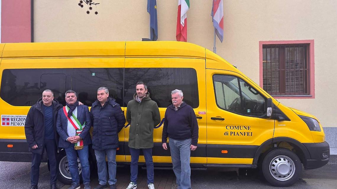 Il paese festeggia il nuovo scuolabus: pi&ugrave; sicurezza e comfort per gli alunni, con un mezzo pi&ugrave; attento all'ambiente