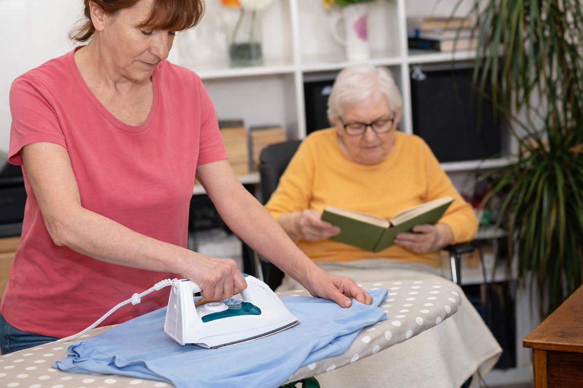 Dal 2026 addio ai bollettini cartacei: i contributi di colf e badanti si pagano on line