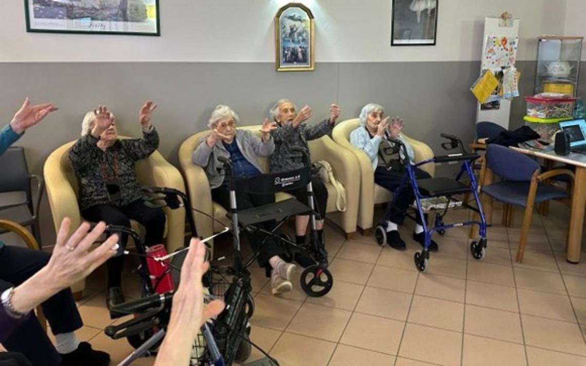 Ginnastica, musica latina e&hellip; Gioca Jouer: inizia cos&igrave; la giornata degli anziani in Casa di riposo