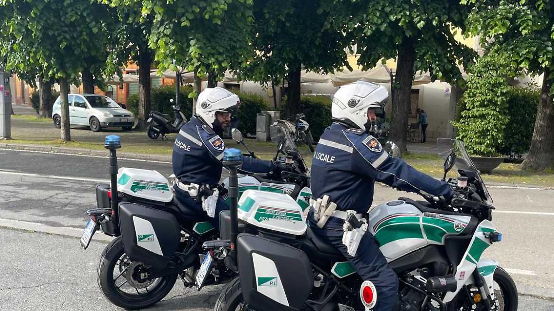Apre lo sportello e fa cadere un ciclista, poi fugge. La sua patente era contraffatta