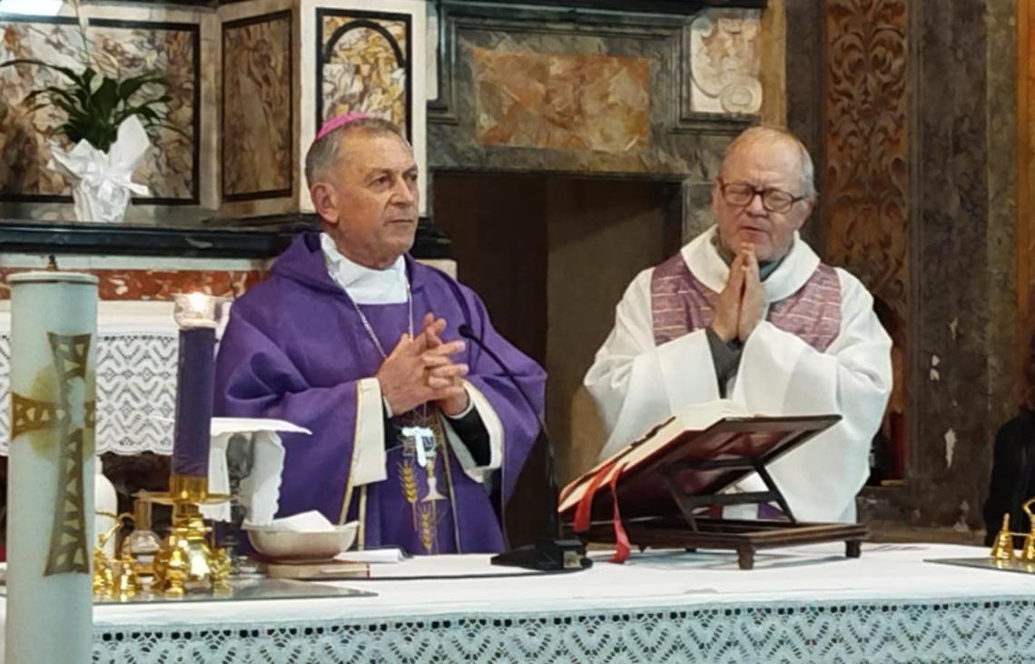 Il vescovo: &laquo;Non abituiamoci al clima di guerra. Preghiamo per la pace&raquo;