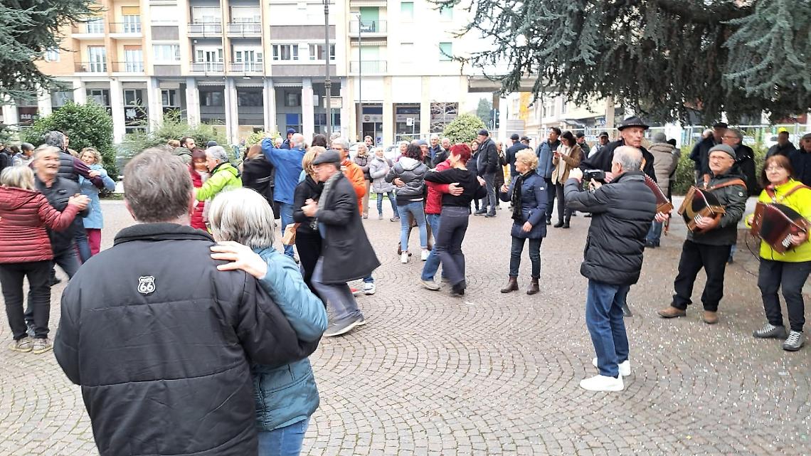 Canti e balli sotto i cedri per tutto il pomeriggio: in centinaia in piazza per salvare gli alberi