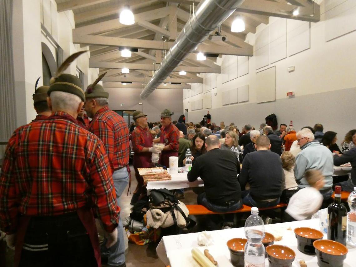 Bagna Cauda che passione! 150 persone alla serata delle Penne Nere al Salone Olivetti