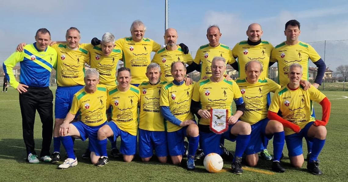 Calcio Over 60: non &egrave; mai troppo tardi per correre dietro un pallone (a scopo benefico)