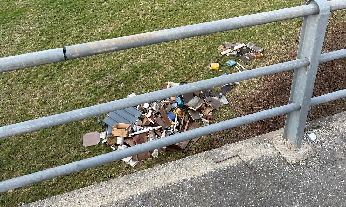 Getta un mucchio di rifiuti gi&ugrave; dal ponte a cinque minuti del Centro di raccolta comunale