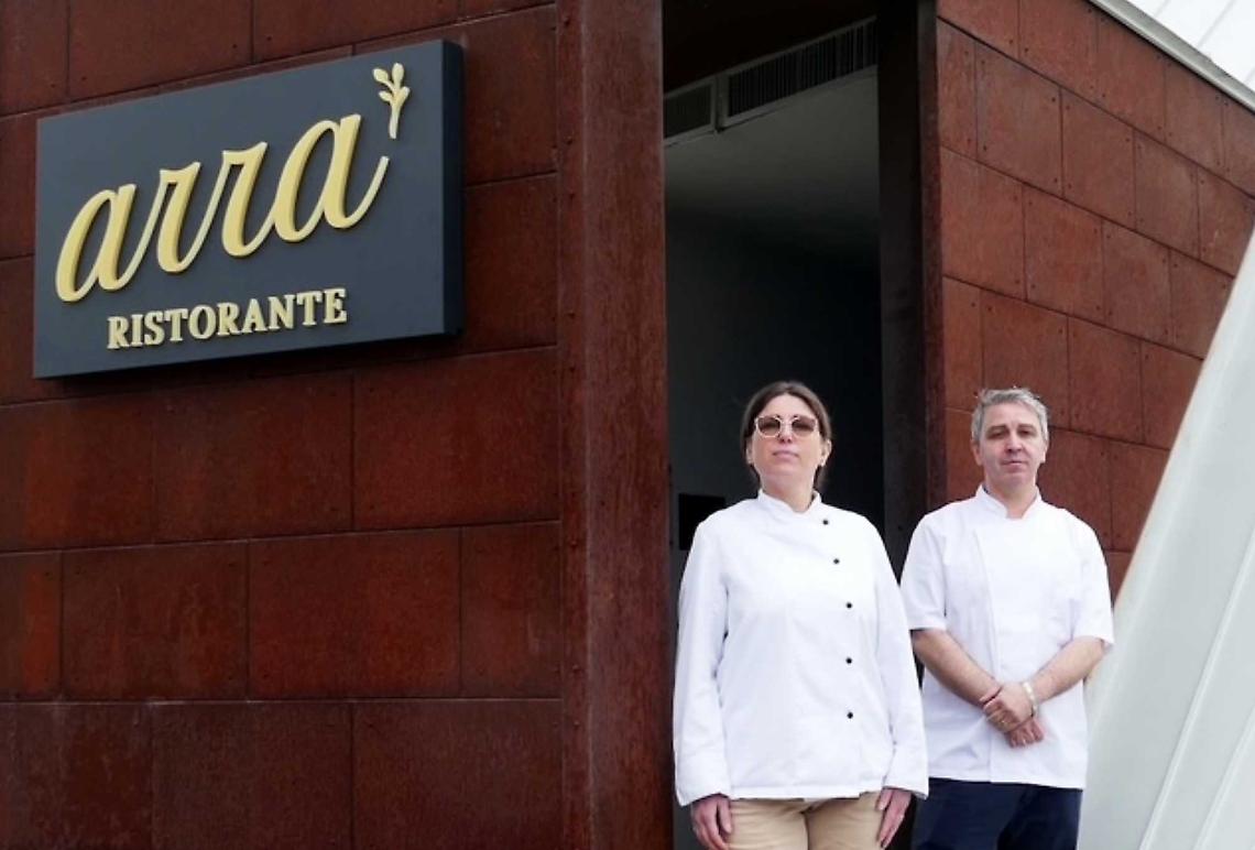 Iulia e Costantin fanno rivivere la Piramide delle Erbe: apre il ristorante che unisce Langhe e cucina internazionale