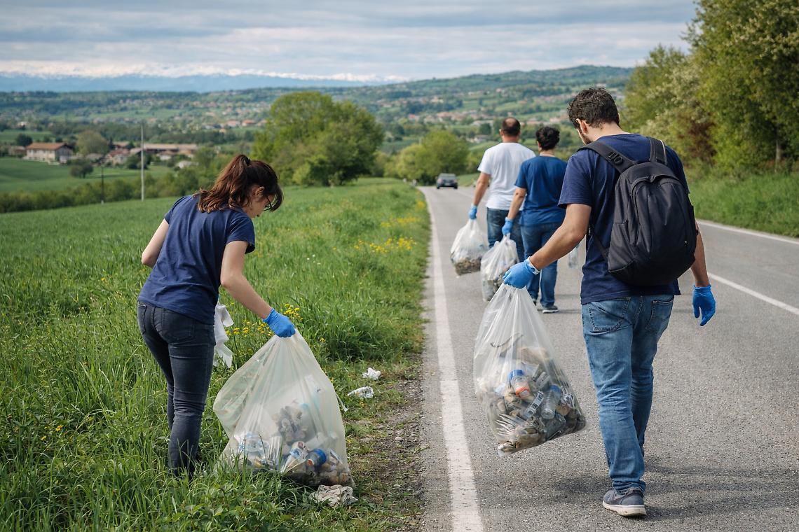 Una passeggiata per raccogliere i rifiuti lungo le strade