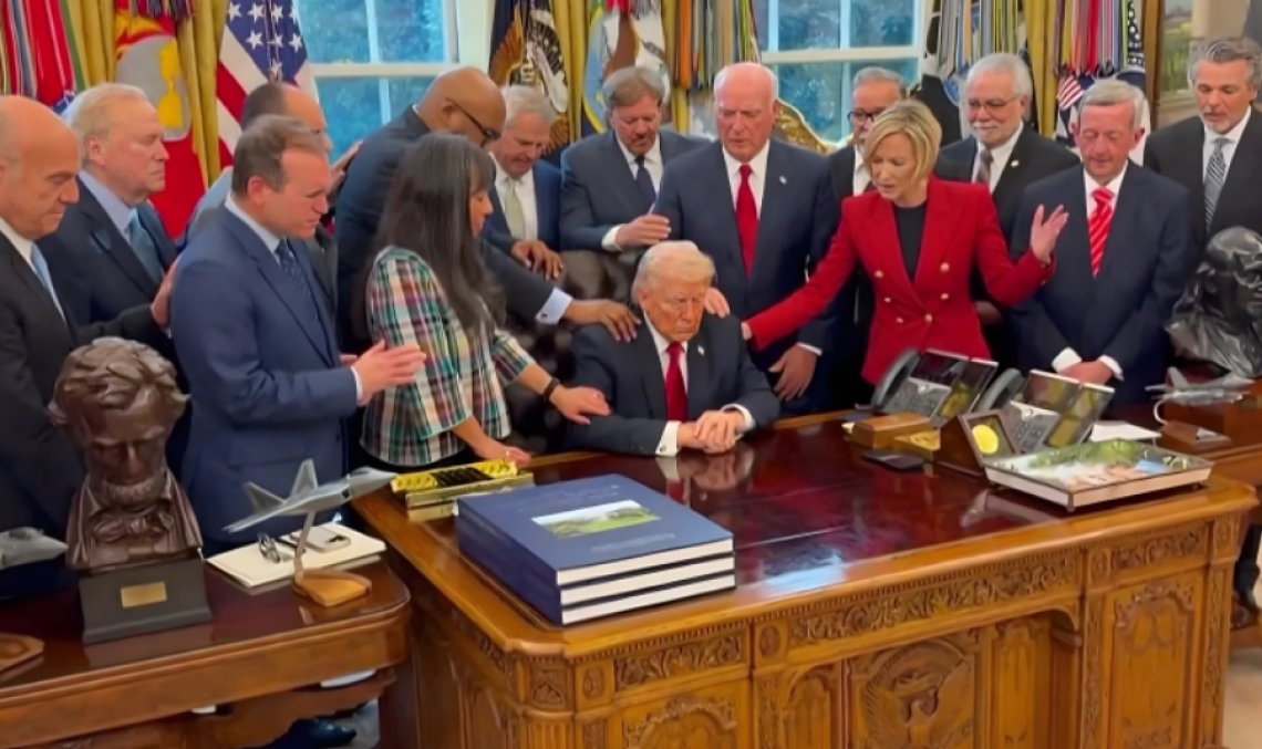 Trump, la preghiera e il potere: quando la fede rischia di diventare spettacolo politico