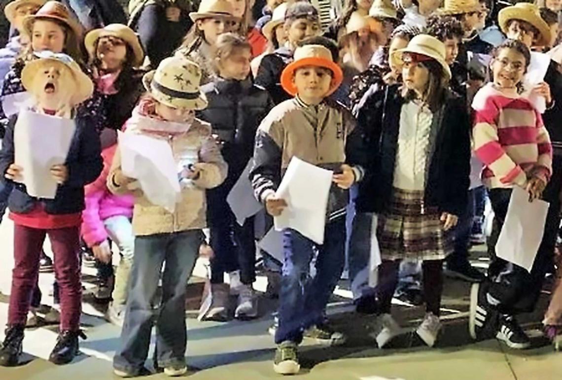 &ldquo;Cant&egrave; j&rsquo;euv&rdquo;: i bambini riportano in strada una tradizione che emoziona