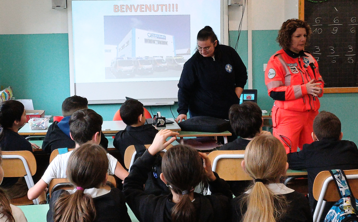Intervenire nelle emergenze: i bimbi alla scoperta del lavoro della Croce Bianca