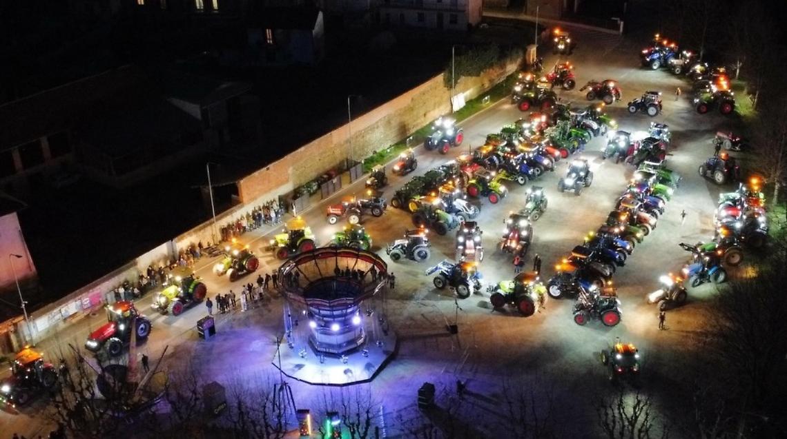 Settanta trattori illuminano la notte: gran festa per l'inizio della stagione nei campi