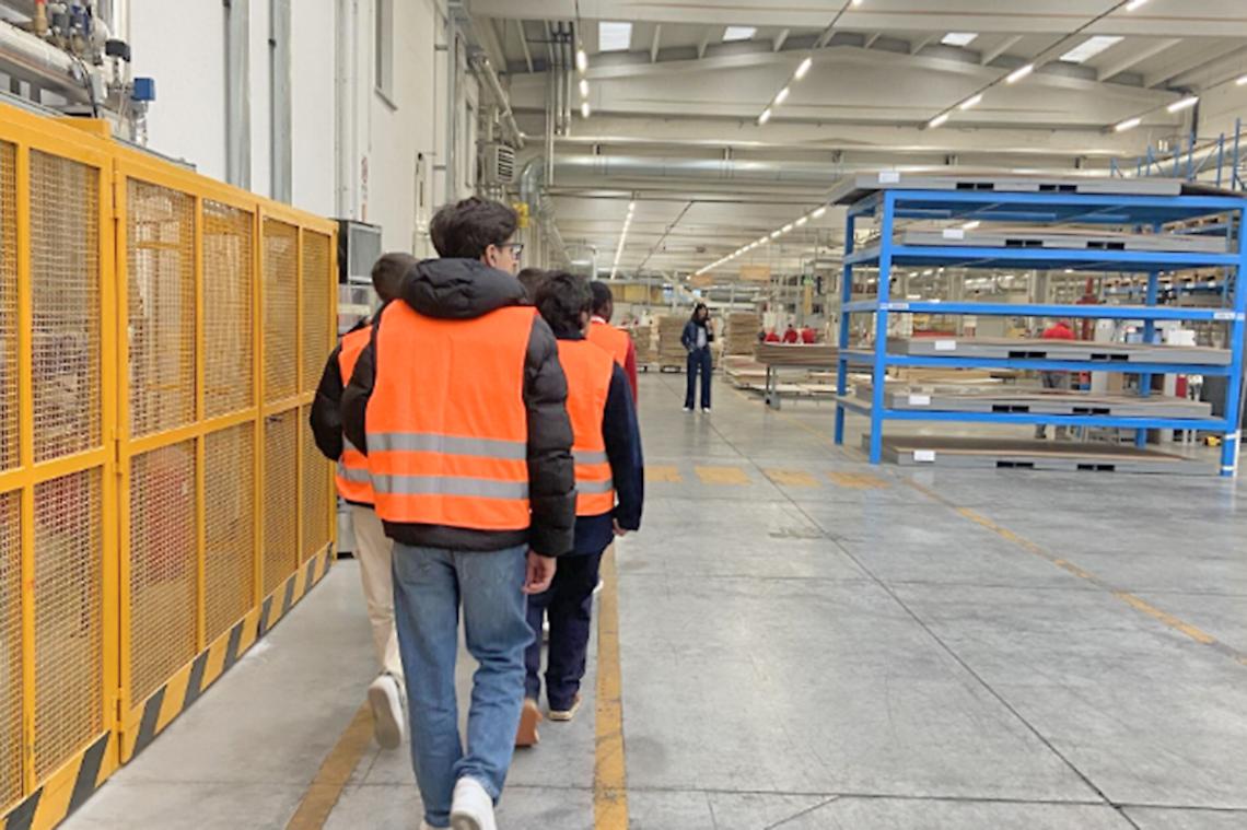Studenti in fabbrica: non era lavoro, ma una visita guidata