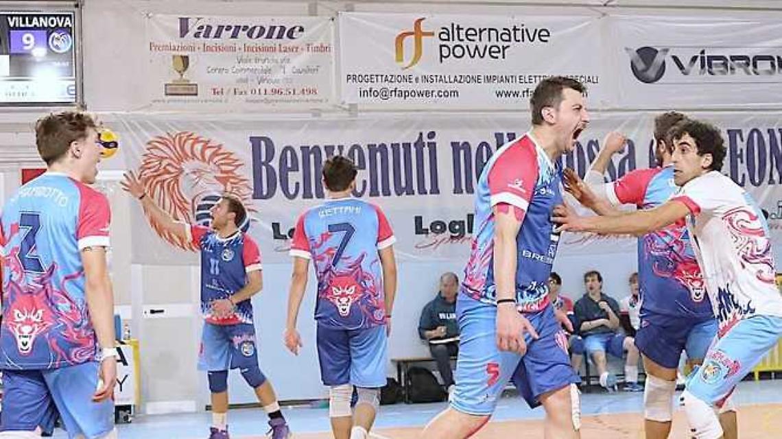 Due set perfetti, poi in cinque minuti cambiano tutto. La capolista cade