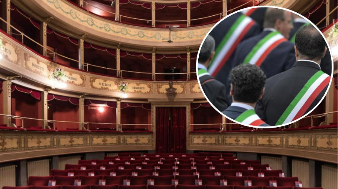 Cosa ci fanno oltre 100 sindaci riuniti in un teatro?