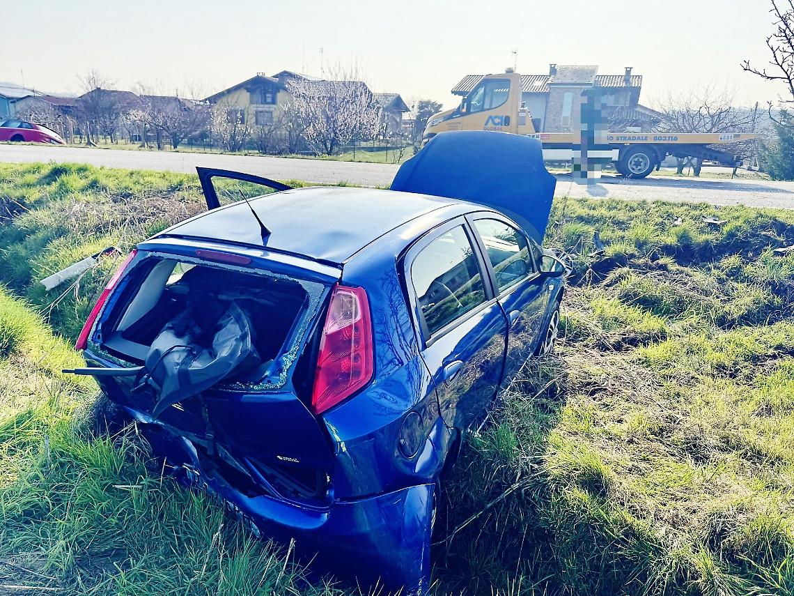 Scontro tra due auto, che finiscono fuori strada