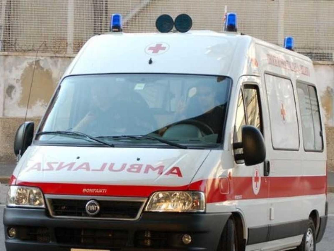 Aggredisce e minaccia il personale medico in ambulanza: arrestato