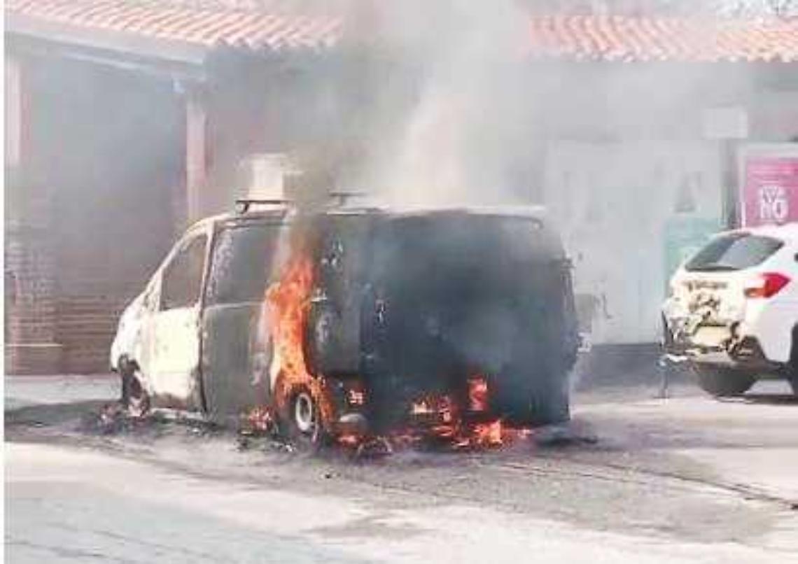 Furgone prende fuoco in piazza