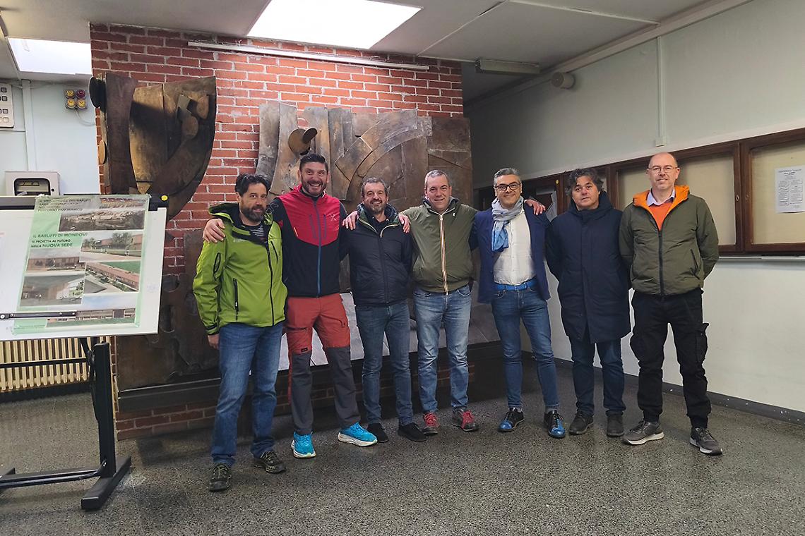 Trent'anni dopo la Maturit&agrave; la 5B torna nella scuola: &laquo;Per vederla prima che venga abbattuta&raquo;