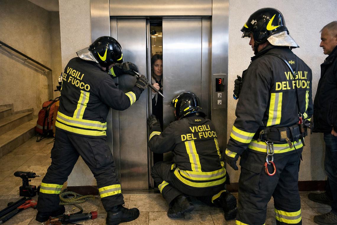Resta bloccato in ascensore: liberato dai Vigili del fuoco
