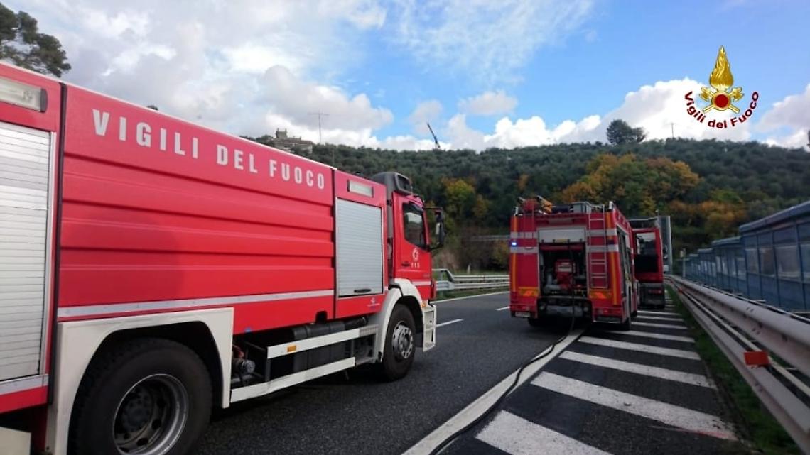 Auto a fuoco lungo l'autostrada, situazione risolta