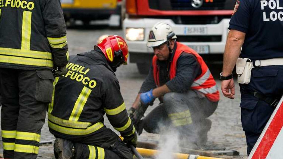 Camioncino trancia una tubatura del gas, intervengono i soccorsi