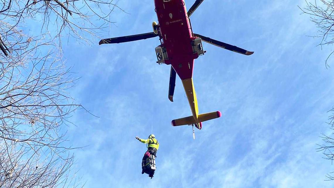 Schiacciato da una pianta mentre taglia la legna, soccorso con l'elicottero