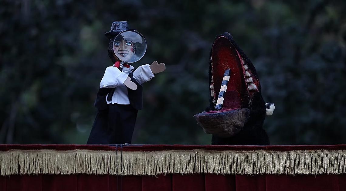 Un "Cane infernale" scatena l'apocalisse canina: spettacolo di burattini per tutti