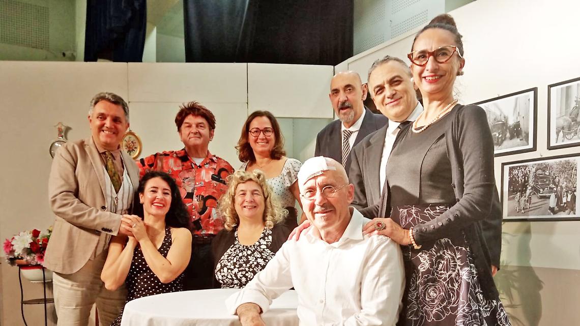 Una ferrovia dimenticata torna a vivere sul palco: il teatro riscopre i ricordi di un tempo