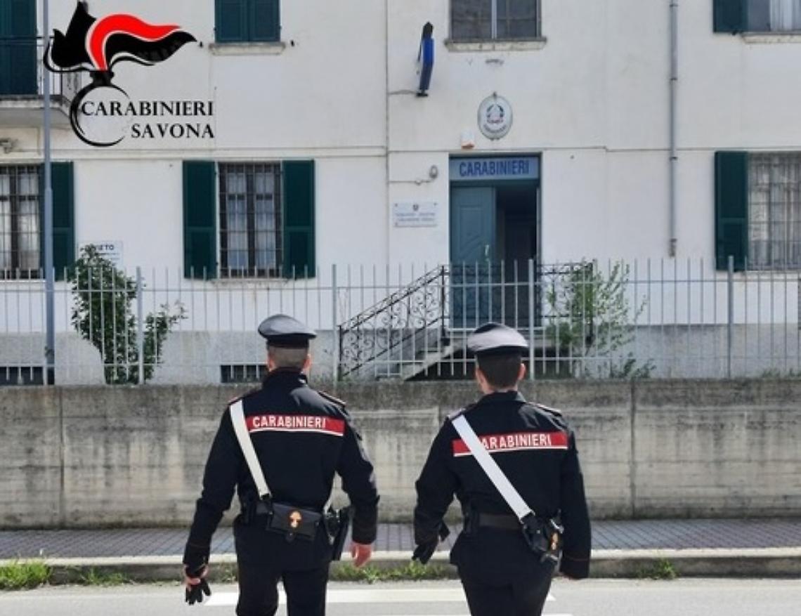 Un giovane pubblica sui social video mentre maneggia una pistola