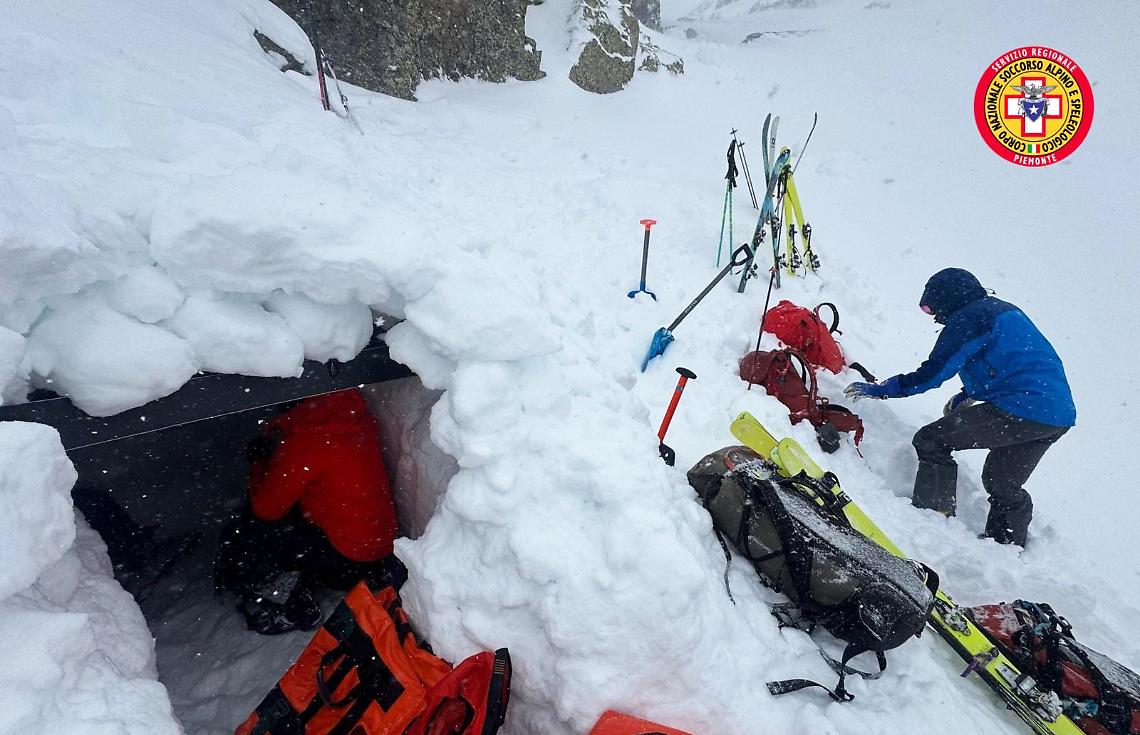 Infortunato in montagna, i compagni scavano una buca nella neve per proteggerlo