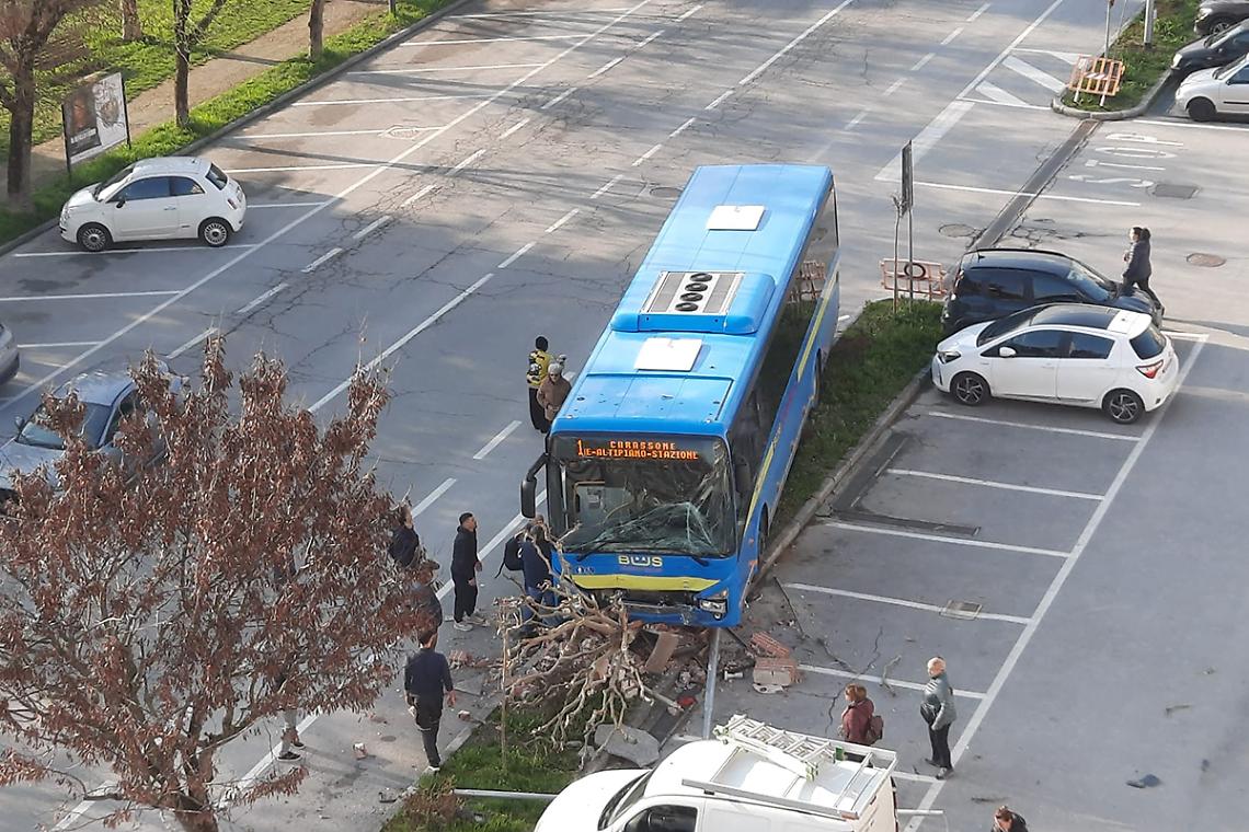 Bus esce di strada e travolge le aiuole