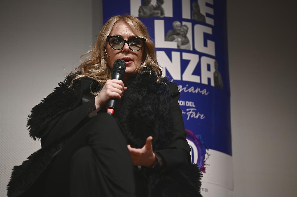 Teatro pieno per la lezione shock di Roberta Bruzzone: &laquo;Sul web nulla si cancella, ogni gesto pu&ograve; colpire la vita reale&raquo;