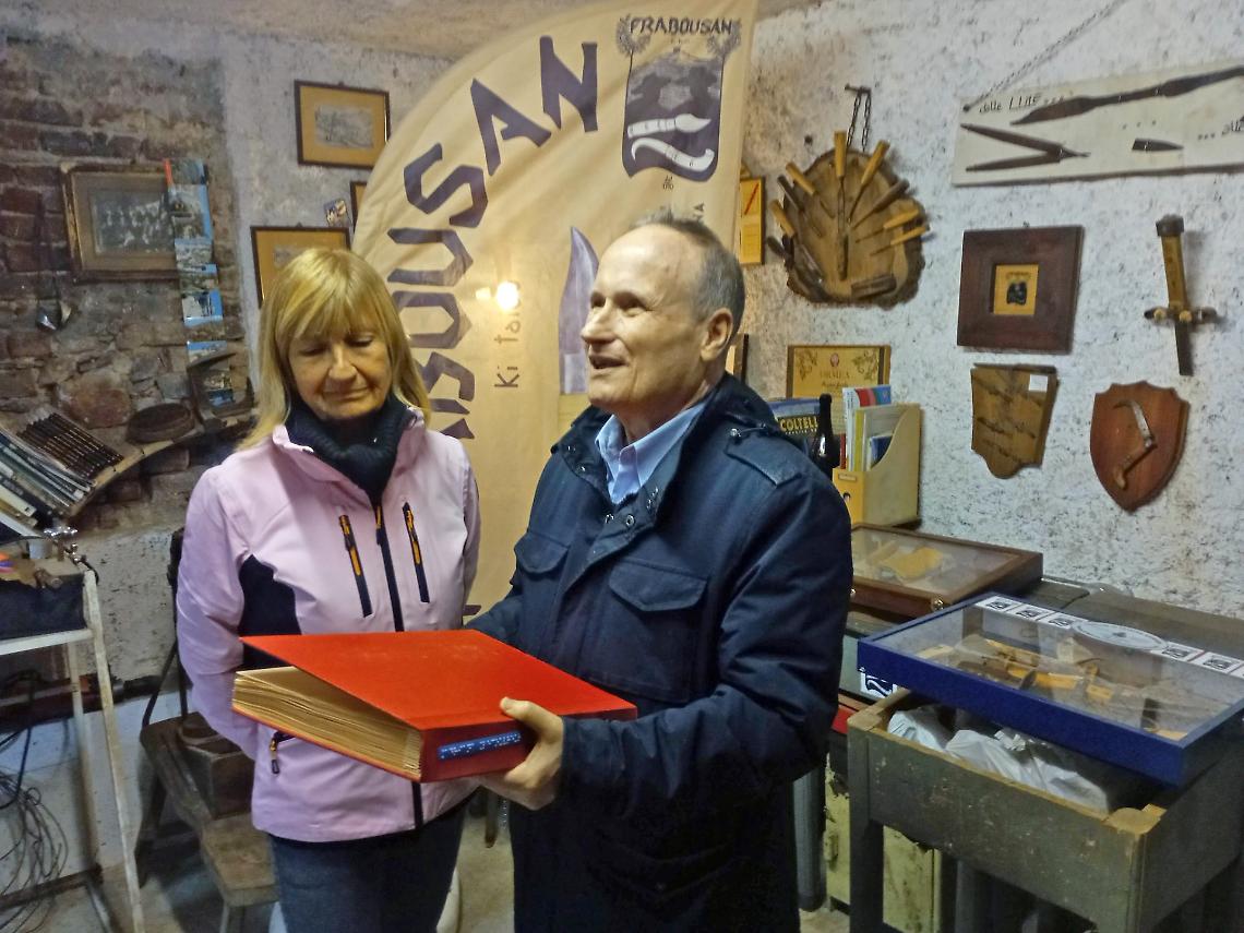 Toccare, ascoltare, scoprire: la tradizione dei coltelli si apre anche ai non vedenti