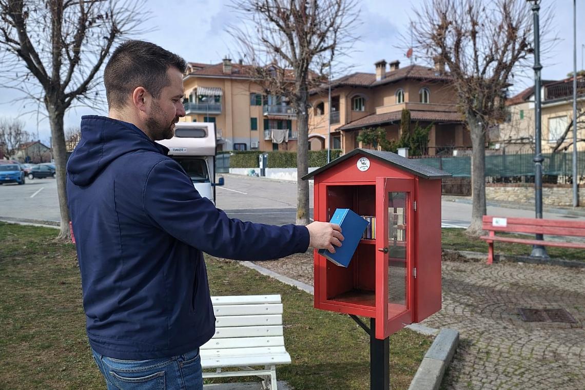 &laquo;Posa un libro, prendi il libro&raquo;, il paese lancia la sua prima casetta per condividere letture