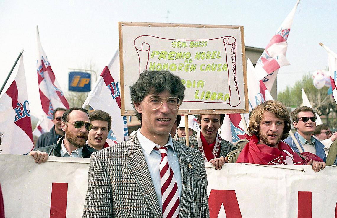 Se ne va Bossi, il &ldquo;Senat&ugrave;r&rdquo; che ha trasformato la politica in cultura pop