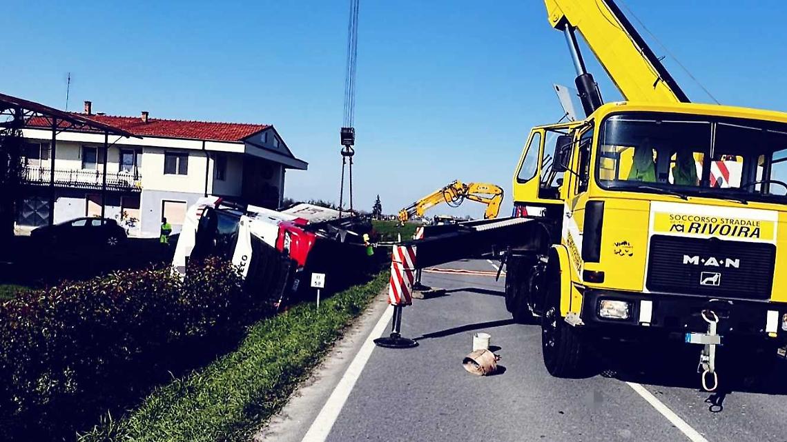 Camion si ribalta: traffico bloccato per le operazioni di recupero