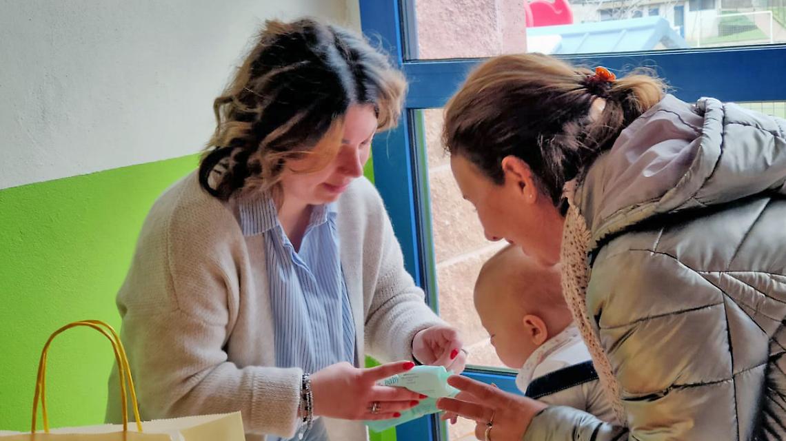 Nati nel 2025, il primo abbraccio arriva dalla comunit&agrave;: libri e sorrisi per iniziare