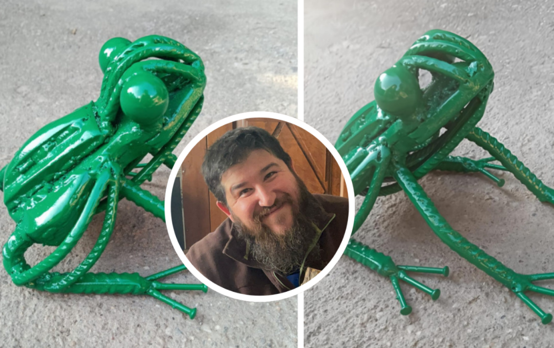 Scarti dimenticati tornano a vivere: la rana di Andrea, omaggio all'arte del recupero