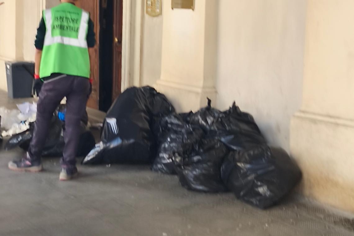 Rifiuti abbandonati... davanti alla sede del Consorzio raccolta rifiuti 