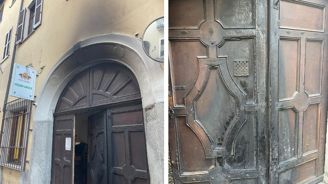 Incendiato il portone della Polizia locale: gesto vandalico ripreso dalle telecamere