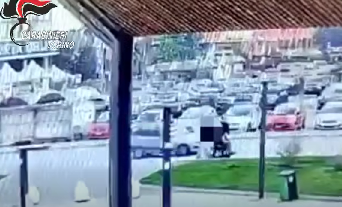 Rapina a una donna in sedia a rotelle: arrestato 23enne, individuato anche il complice