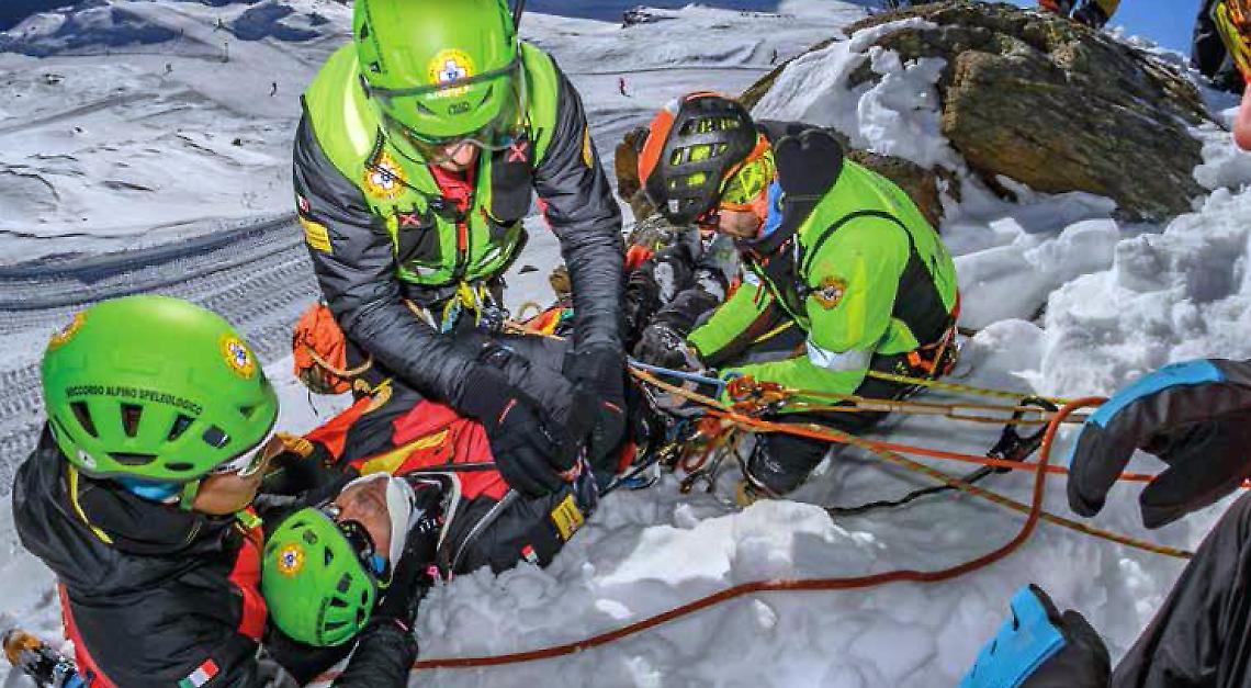 Valanghe, emergenze e vite da salvare: sulle Alpi si addestrano i soccorritori del futuro