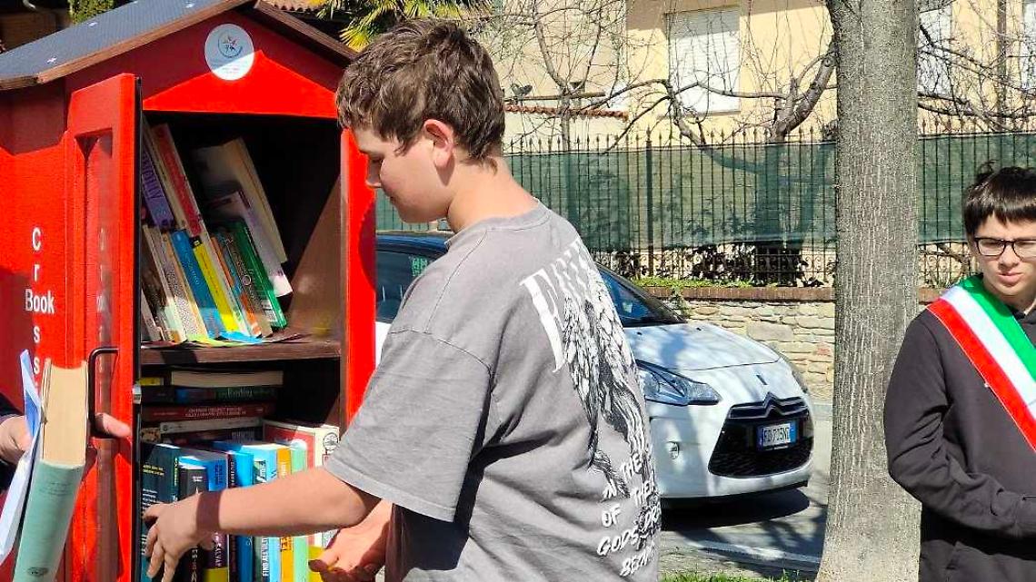Una casetta in centro paese, dove chiunque pu&ograve; prendere e lasciare libri