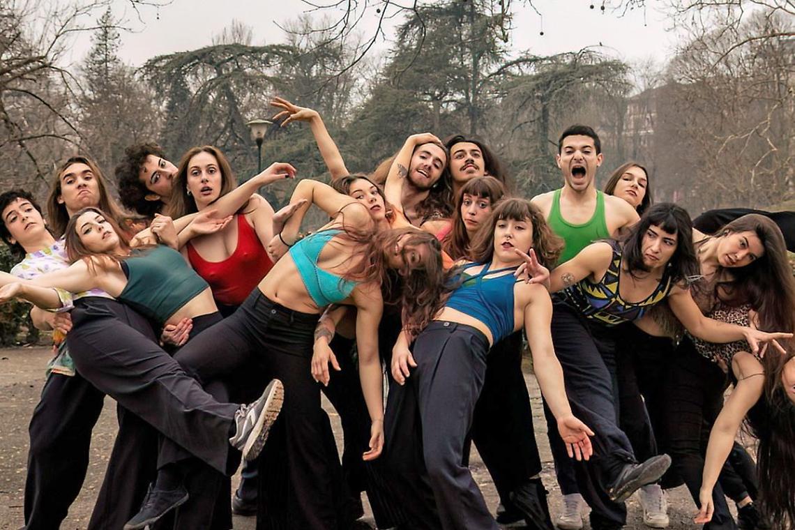 Frequentano la Laurea in Circo contemporaneo e hanno scritto il loro primo spettacolo