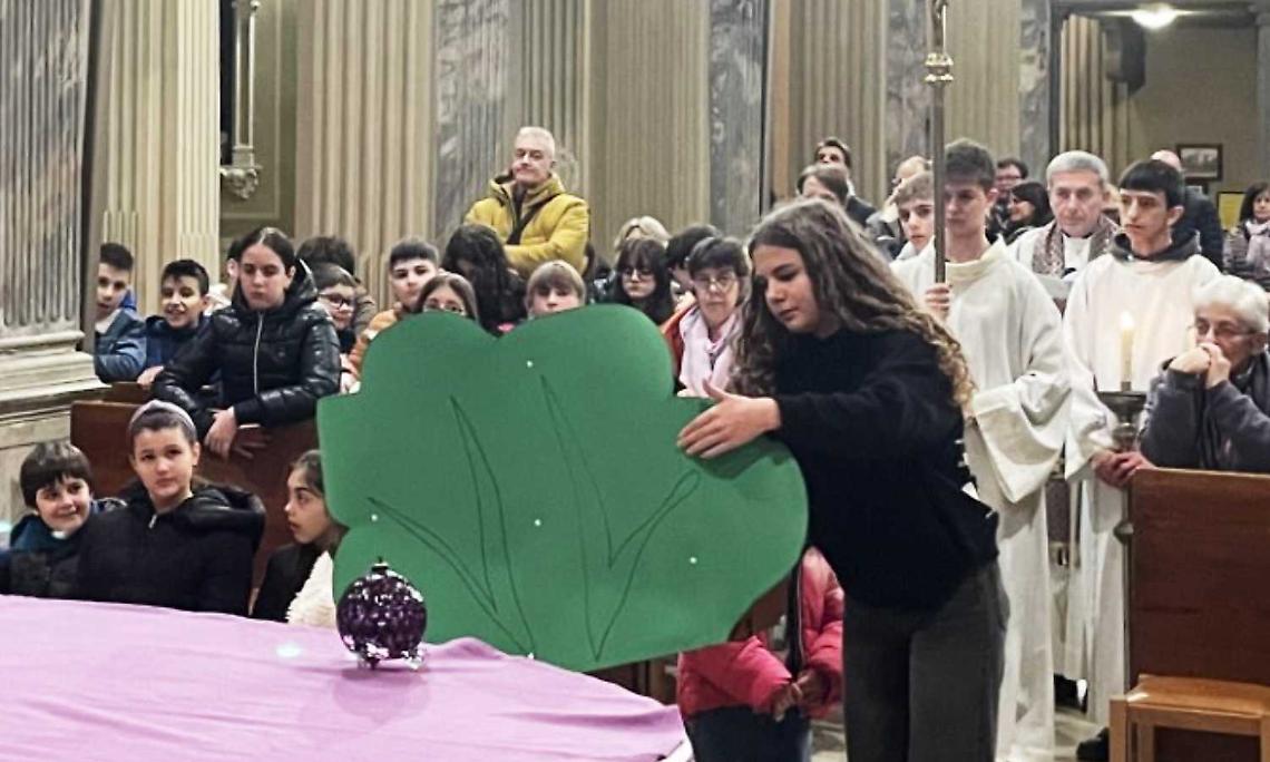 Una Via Crucis che unisce le famiglie