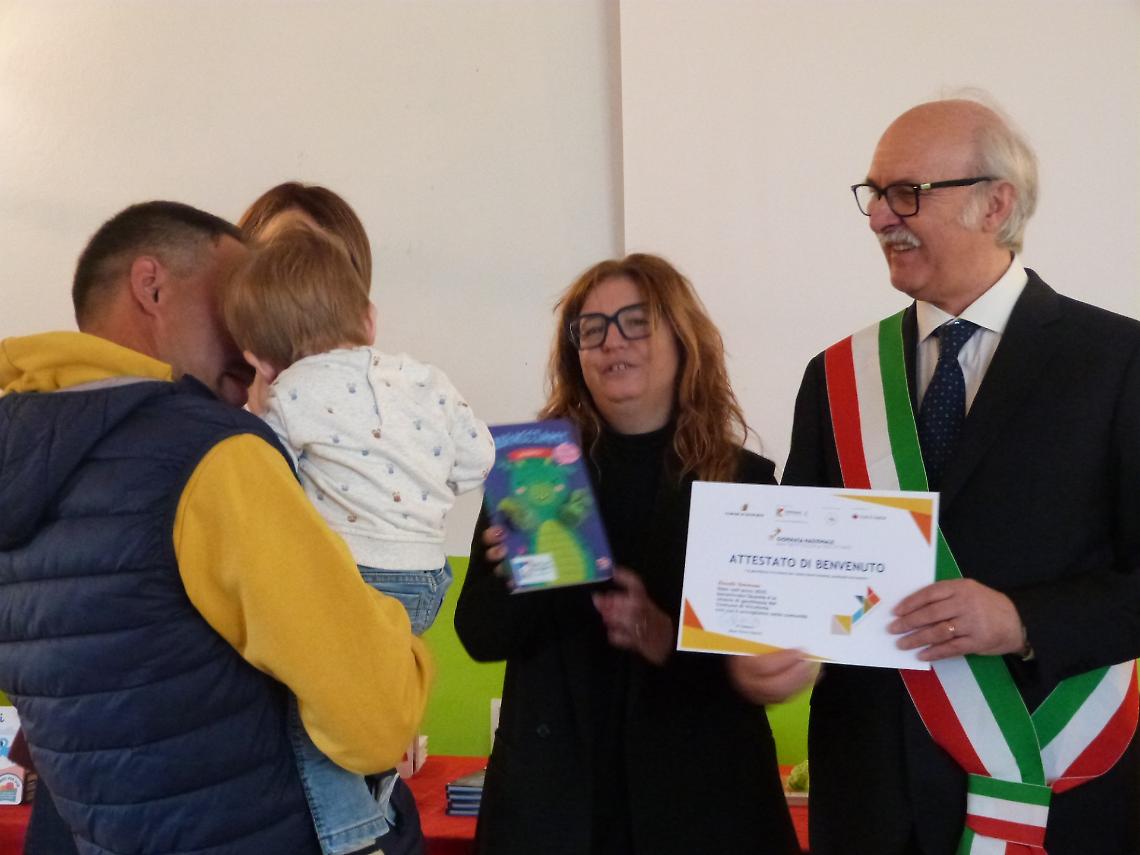 Una gentile carezza della comunit&agrave;: la festa speciale per i nuovi nati