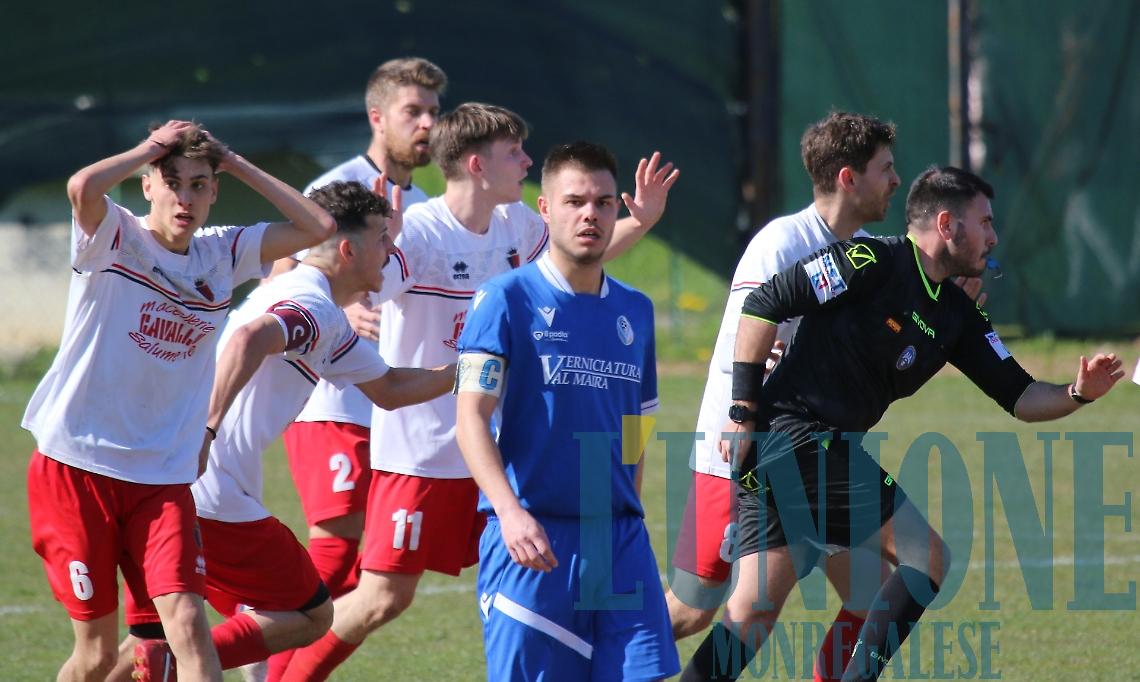 Quando vince il fair play: l&rsquo;arbitro non vede il gol capolavoro e lasciano segnare l&rsquo;attaccante