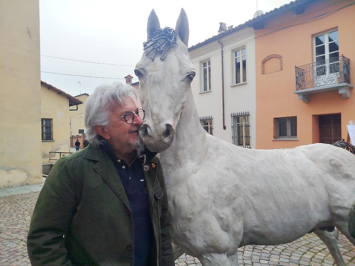 Un sogno di bambino diventa realt&agrave;: il cavallo di Napoleone ricorda il passaggio del generale